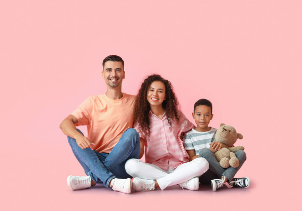 Щаслива міжрасова сім'я на кольоровому фоні
 - Фото, зображення
