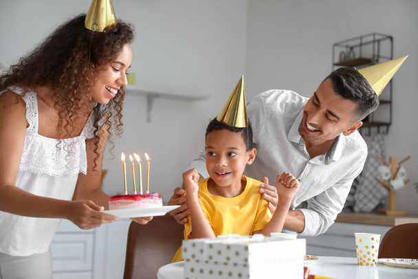 Ευτυχισμένη διαφυλετική οικογένεια γιορτάζει τα γενέθλια στο σπίτι - Φωτογραφία, εικόνα