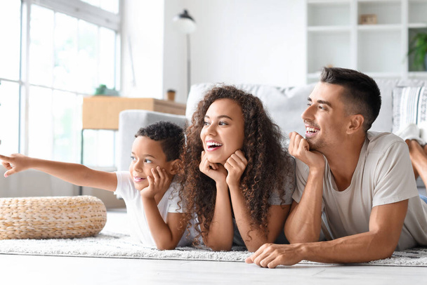 Familia interracial feliz en casa
 - Foto, imagen