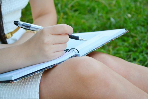 Femme avec de belles mains écrivant dans son journal
 - Photo, image