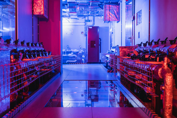 technische Ausstattung und Kühlsystem des Rechenzentrums im Raum mit Neonlicht, Cyber-Sicherheitskonzept - Foto, Bild