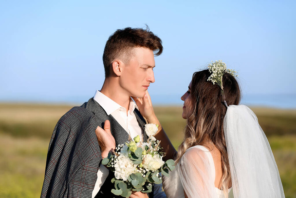 田舎の幸せな結婚式のカップル - 写真・画像