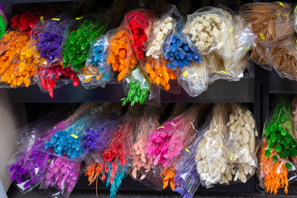 farbowany suchy kolorowy kwiat do celów doceracji - Zdjęcie, obraz