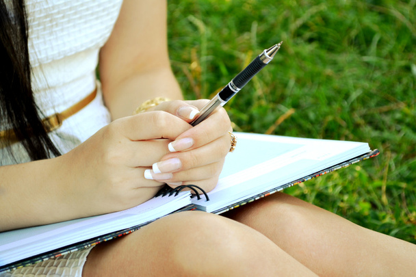 Femme avec de belles mains écrivant dans son journal
 - Photo, image
