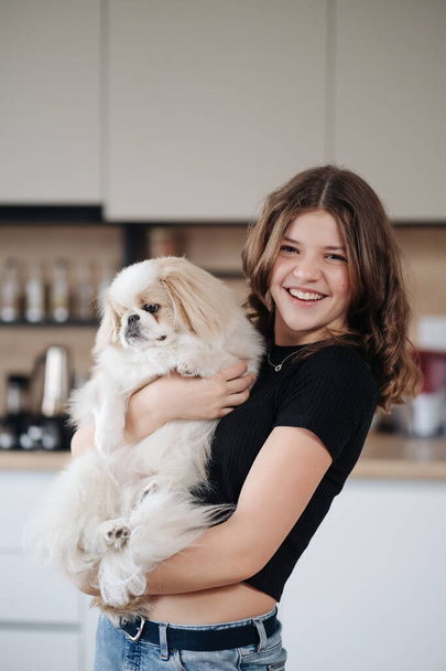 Jovem mulher abraçando seu animal de estimação cachorrinho - Foto, Imagem