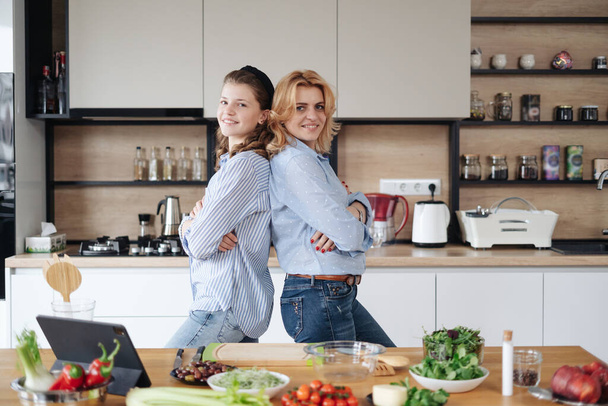 Μητέρα και κόρη έφηβος μαγειρεύουν μαζί - Φωτογραφία, εικόνα