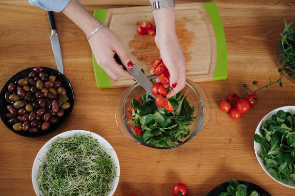 Nainen kädet ruoanlaitto salaatti - Valokuva, kuva