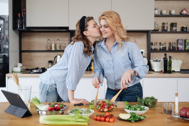 Madre e hija adolescente cocinando juntas - Foto, imagen