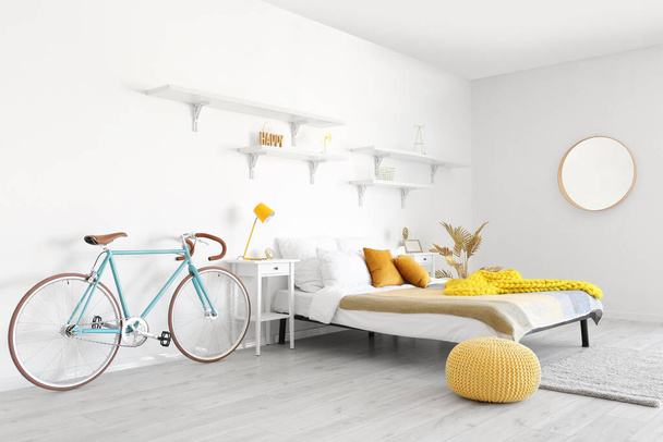 寝室の自転車とスタイリッシュなインテリア - 写真・画像