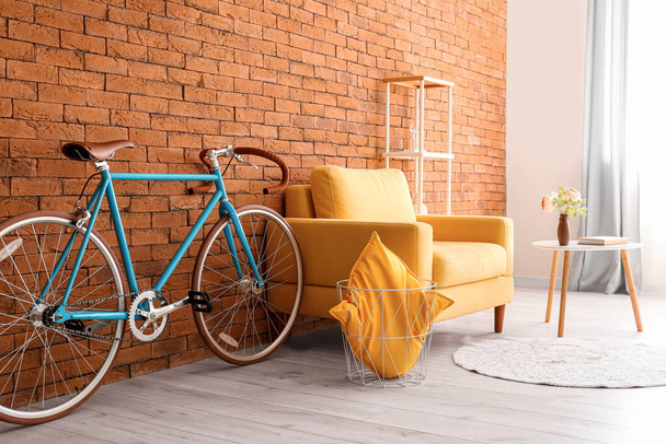 Elegante interior con bicicleta en la habitación - Foto, Imagen
