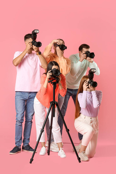 Renkli arkaplanda bir grup fotoğrafçı - Fotoğraf, Görsel
