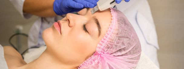 Mladá běloška s ultrazvukovým peelingem v kosmetickém salonu - Fotografie, Obrázek