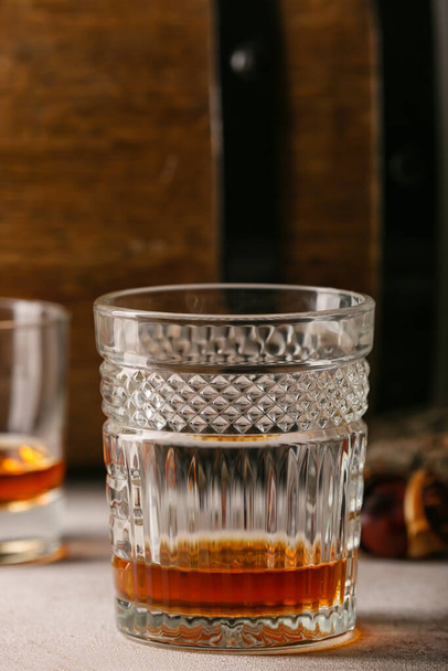 Стакан каштанового виски на столе - Фото, изображение