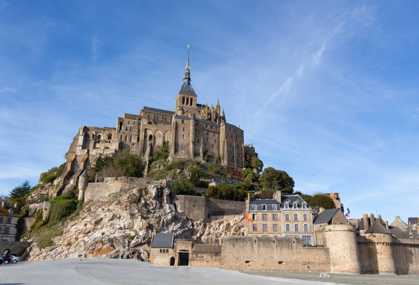 Mont Saint-Michel y su abadía en marea baja - Foto, imagen