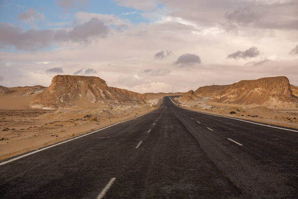 Háromsávos út gyönyörű égbolttal Egyiptom sivatagában. - Fotó, kép