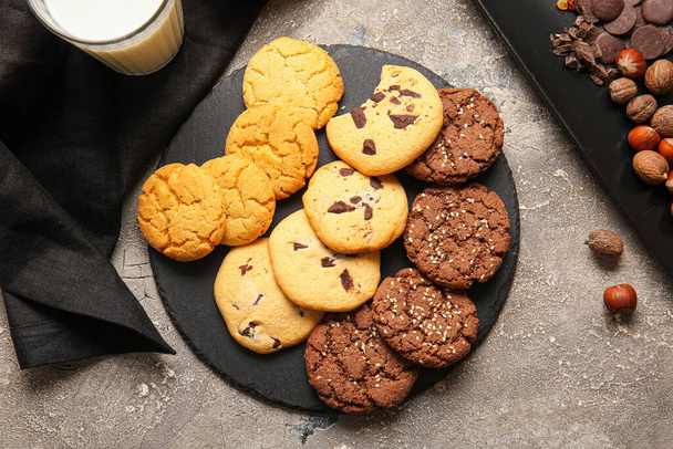 Tabule s chutnými domácími cookies na šedém pozadí - Fotografie, Obrázek