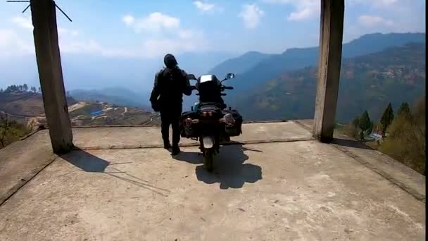 lány motoros vele terhelt motorkerékpár és érintetlen természetes kilátás reggel - Felvétel, videó