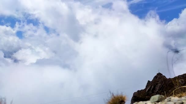平らな角度からヒマラヤ山脈を背景にした激しい雲の動き - 映像、動画