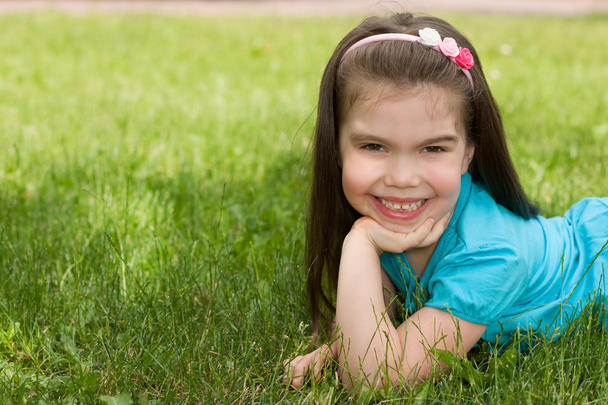 Pieni tyttö nurmikolla
 - Valokuva, kuva