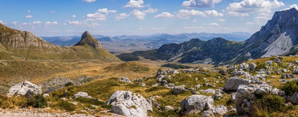 Το Εθνικό Πάρκο Durmitor βρίσκεται στο βορειοδυτικό Μαυροβούνιο, εντός των Διναρικών Άλπεων. Ως το μεγαλύτερο εθνικό πάρκο στο Μαυροβούνιο. - Φωτογραφία, εικόνα
