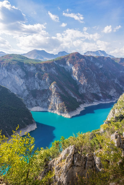 Lago Piva é um lago artificial localizado no município de Pluzine, na parte noroeste de Montenegro - Foto, Imagem