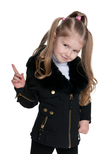 Милая маленькая девочка показывает свой палец в сторону
 - Фото, изображение