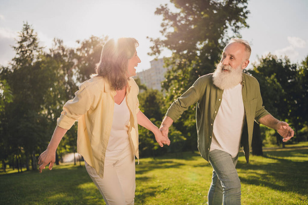 Kuva iloinen vanhempi pari aviomies vaimo pitää hauskaa rakkautta romanssi go run park kesä luonto ulkona - Valokuva, kuva