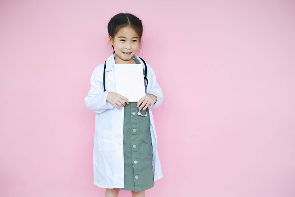 Portrét krásné roztomilé asijské dítě dívka na růžovém pozadí s červeným srdcem znamení oblečení Lab set - Fotografie, Obrázek