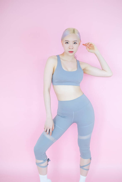 bella donna asiatica su sfondo rosa, sport fitness e concetto di ricreazione - Foto, immagini