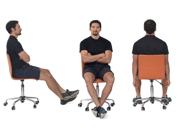 mismo hombre sentado en silla sobre fondo blanco - Foto, Imagen