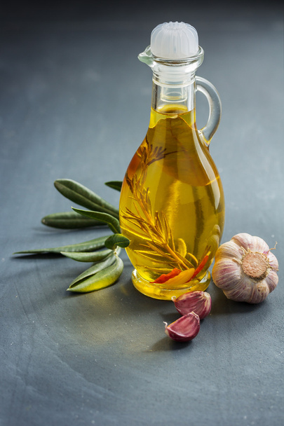 Herb-infused olive oil with garlic - Foto, Imagen