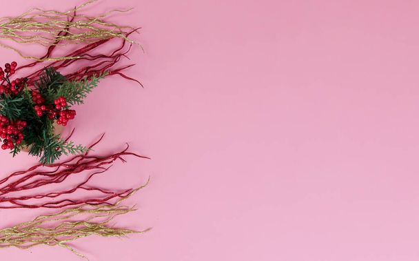 Вид сверху с теплым золотом и красным огнем украшения на светло-розовой обстановке для веселого Рождества или с Новым годом фон - Фото, изображение