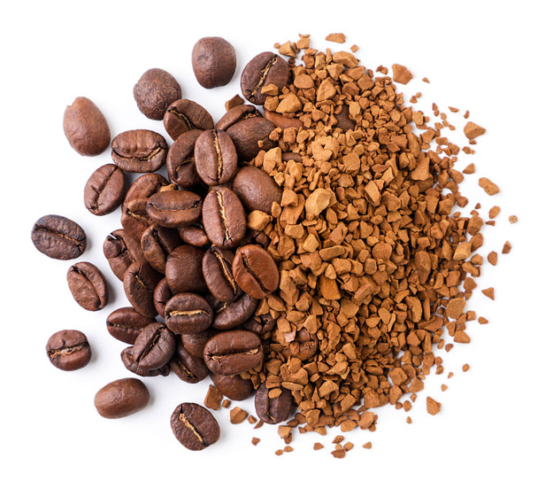 Kávová zrna a instantní káva close-up na bílém pozadí, izolované. Horní pohled - Fotografie, Obrázek