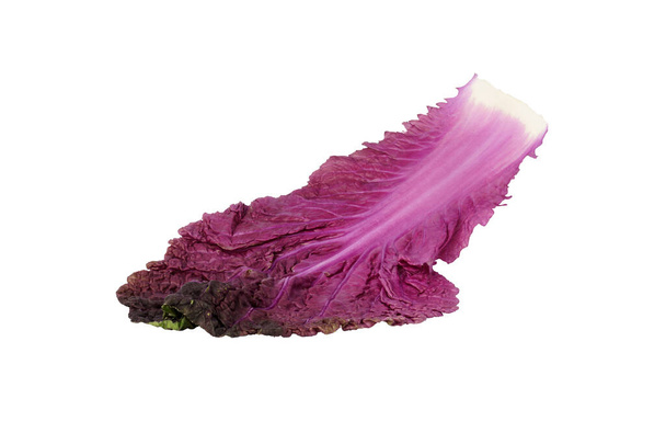 выделенный фиолетовый китайский лист капусты на белом фоне - Фото, изображение