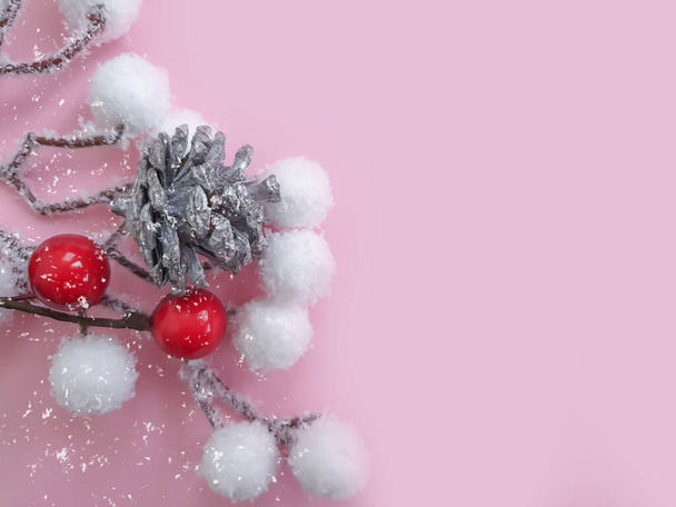 Kerstboom tak speelgoed op een gekleurde achtergrond - Foto, afbeelding