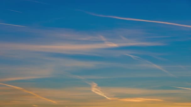 облака с оранжевыми перьями и полосы с плоскостями на восходе солнца на голубом фоне неба без горизонта - полнокадровый хронометр с помощью телеобъектива - Кадры, видео