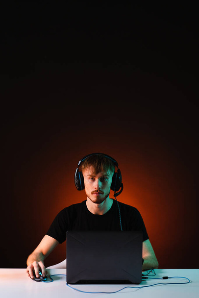 Gamer videojátékok fejhallgató neon fény háttér - Fotó, kép