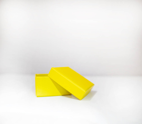 caixa pequena amarela em um fundo branco - Foto, Imagem