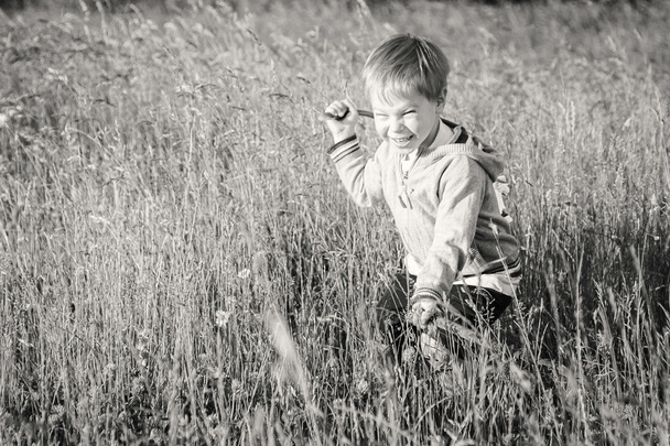 Niño en el campo
 - Foto, Imagen