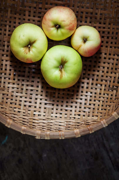 Four apples in a basket - Valokuva, kuva