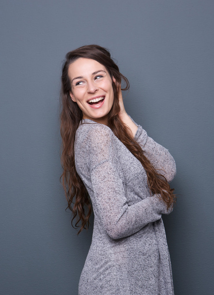 Amical jeune femme riant
  - Photo, image