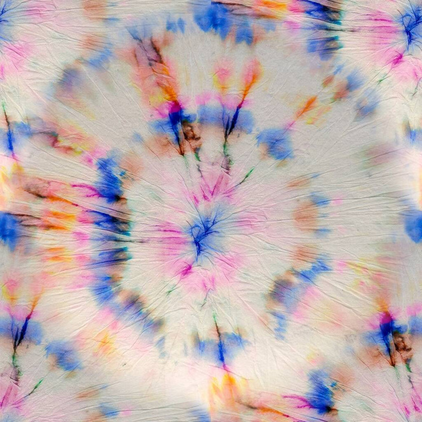 Rainbow Shirt. Multi Swirl Seventies. Circle Abstract Print. Rainbow Dyed Batik. Multicolor Hippie Pattern. Spiral Hippie Swirl. Multi Rainbow Sixties. Spiral White Hippie. Spiral 1960 Background. - Foto, Imagem