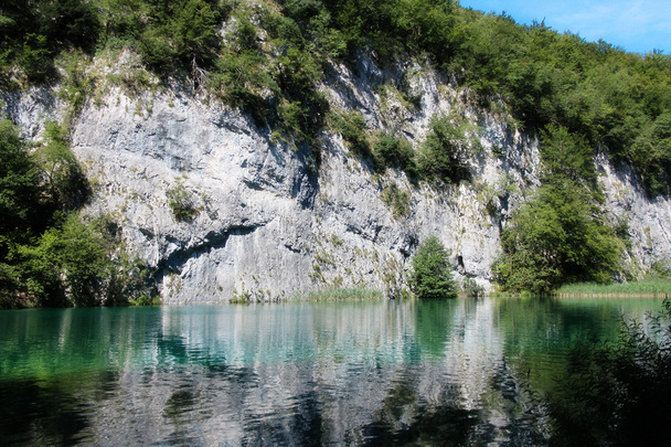 Nádherná příroda vodopád, skalní stěny, krásným výhledem přírody v národním parku Plitvická jezera - Plitvi? ka jezera, Chorvatsko - Fotografie, Obrázek