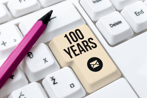 Tekst pokazujący inspirację 100 Lat. Koncepcja biznesowa Pamiętając szczególny dzień dla bycia 100 lat istnienia Kupując i sprzedając towary online, Wymienianie produktów przez Internet - Zdjęcie, obraz