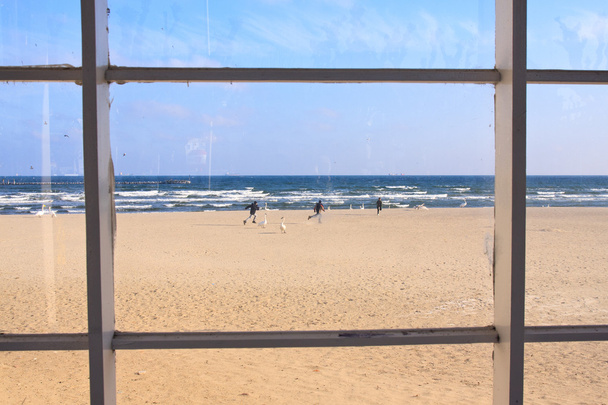 uitzicht op het strand via venster - Foto, afbeelding