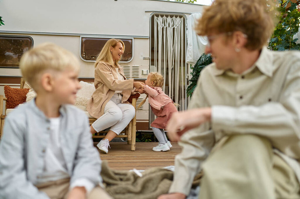 Onnellinen perhe lepää asuntovaunussa, kesäleirillä - Valokuva, kuva