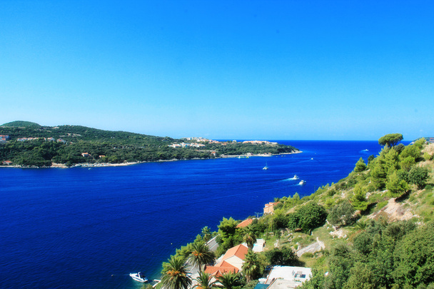 Ciudad croata Dubrovnik vista cerca de la orilla del mar Adriático
 - Foto, Imagen