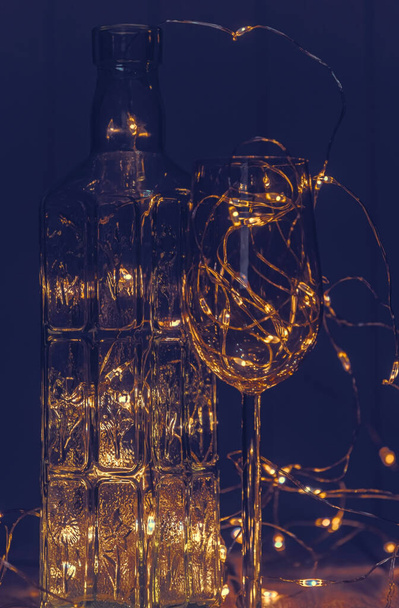Botella vintage, vidrio y brillantes luces de Navidad - Foto, imagen