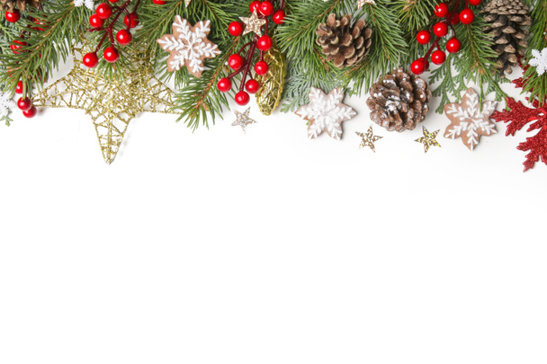 Гілки ялинки, хвойні шишки, червоні ягоди, святкове печиво та прикраси, вид зверху з місцем для тексту. Різдво, зимові канікули, концепція нового року
. - Фото, зображення