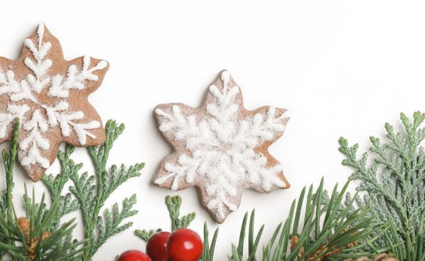 Vánoční ozdoba. Vánoční strom větve a domácí zdobené vánoční cukroví, close up image. - Fotografie, Obrázek